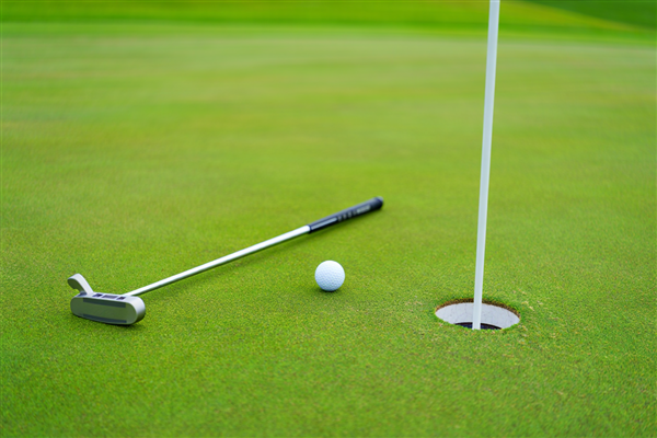 bien-hoa-khong-gian-song-thanh-san-golf-mini-voi-tham-tap-putting-green