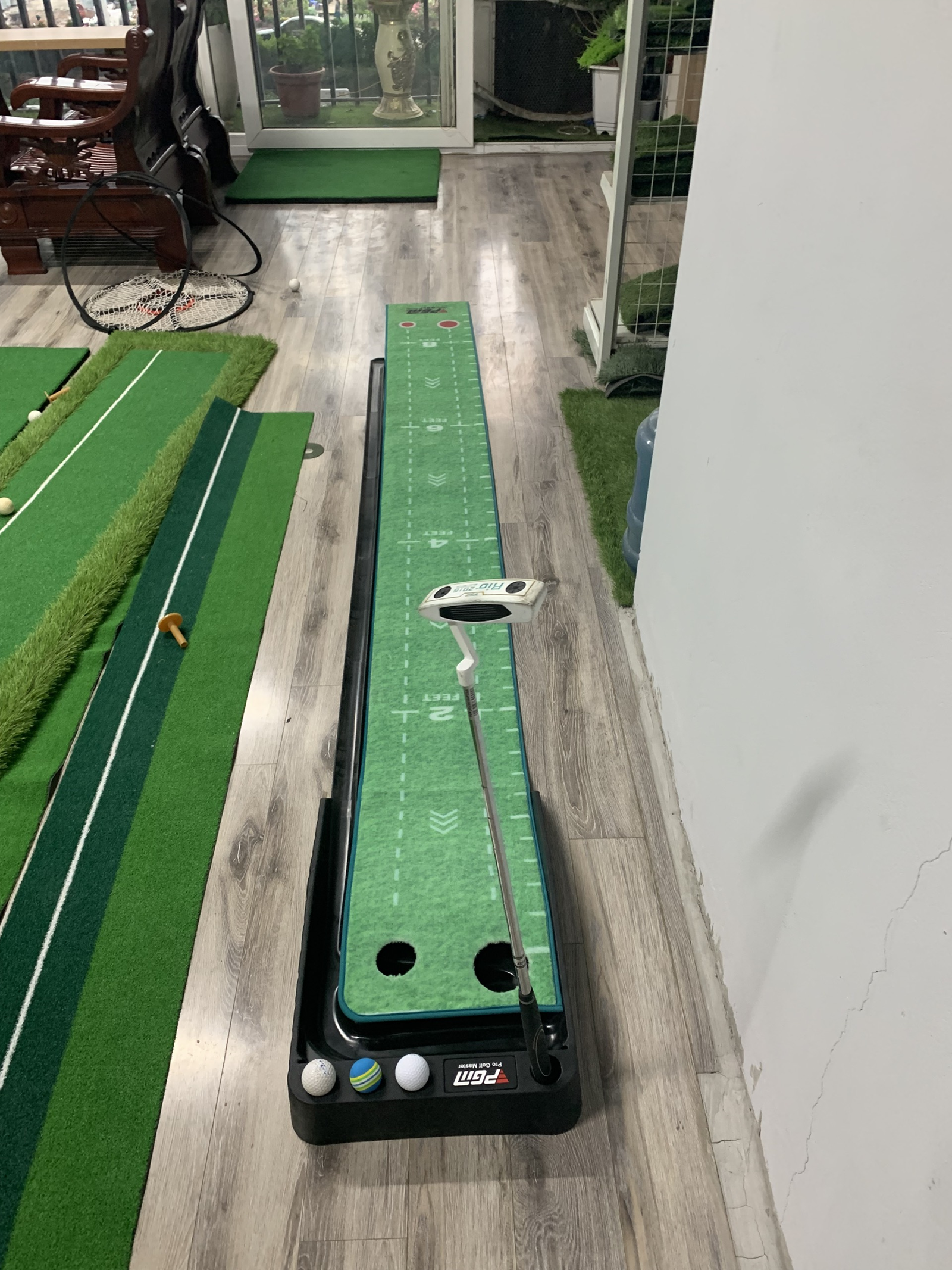 Thảm putting golf nhựa đen 2 lỗ bóng